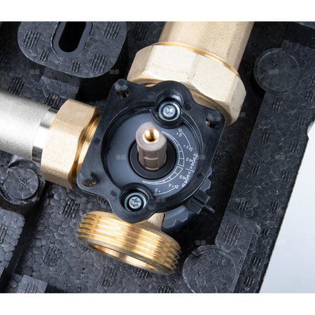 Grupa pompowa AFRISO PrimoTherm K 180-2 DN 25 WP 3-WM-SM GZ x GW 1 1/2'' x 1'', z zaworem mieszającym, z izolacją, z pompą obiegową Wilo Para SC 25/6, z siłownikiem arm 343 proclick