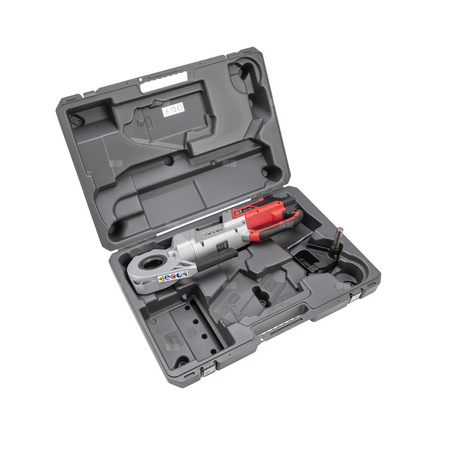 Gwintownica z napędem mechanicznym 760 FXP (11-R), 2 akumulatory FXP 4 Ah, ładowarka FXP (wtyczka EU i UK), zestaw głowicy gwinciarskiej 1/2-2" 11-R BSPT, ramię wsporcze, walizka